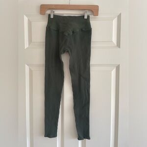 Bombshell Sportswear Pop seamless leggings // Army green.